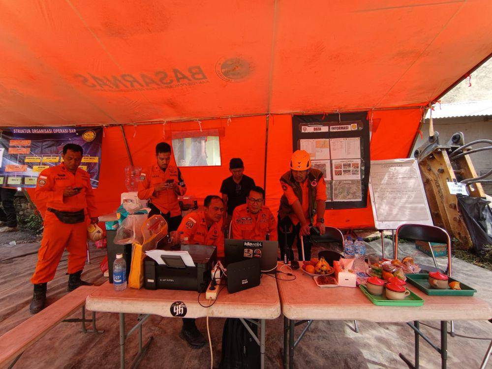 BPBD Majalengka/ Kalak BPBD Majalengka (pakai kacamata) saat koordinasi di TKP