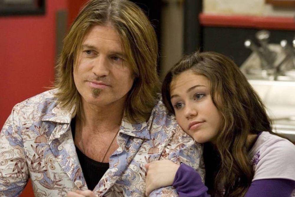 cuplikan adegan yang diperankan Billy Ray Cyrus dan Miley Cyrus dalam serial Hannah Montana (dok. It's a Laugh Productions/Hannah Montana)
