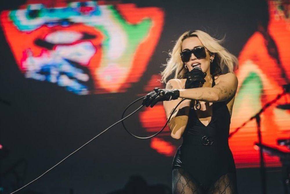 Miley Cyrus saat manggung di Brazil pada 2022 (instagram.com/mileycyrus)