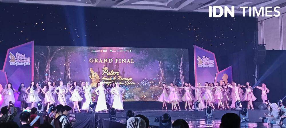 Sorak Sorai Parade Puteri Anak dan Remaja Indonesia Sumsel 2025 (IDN Times/Feny Maulia Agustin)
