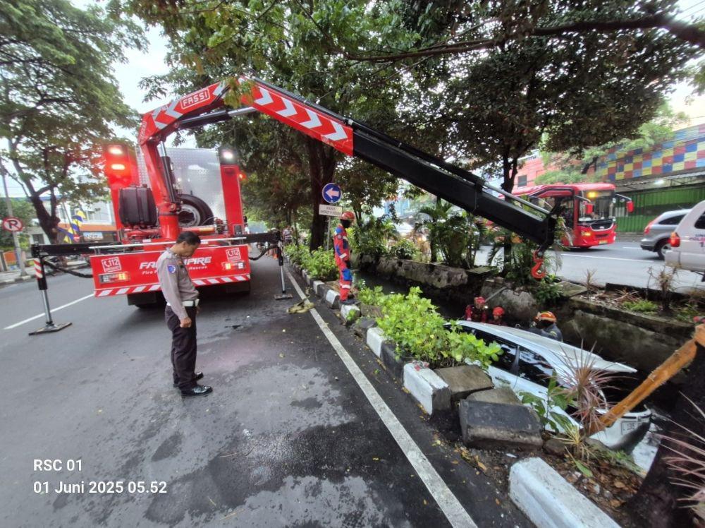 Diduga Mabuk, Mobil Nyemplung Kali Nginden