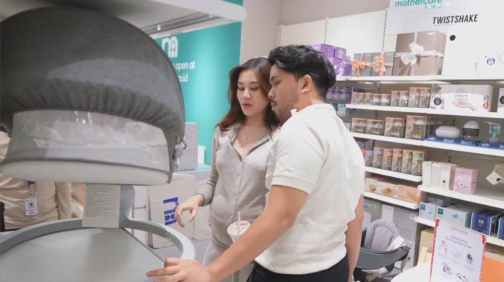 Aaliyah Massaid Beli Perlengkapan Bayi (YouTube.com/Thariq Halilintar)