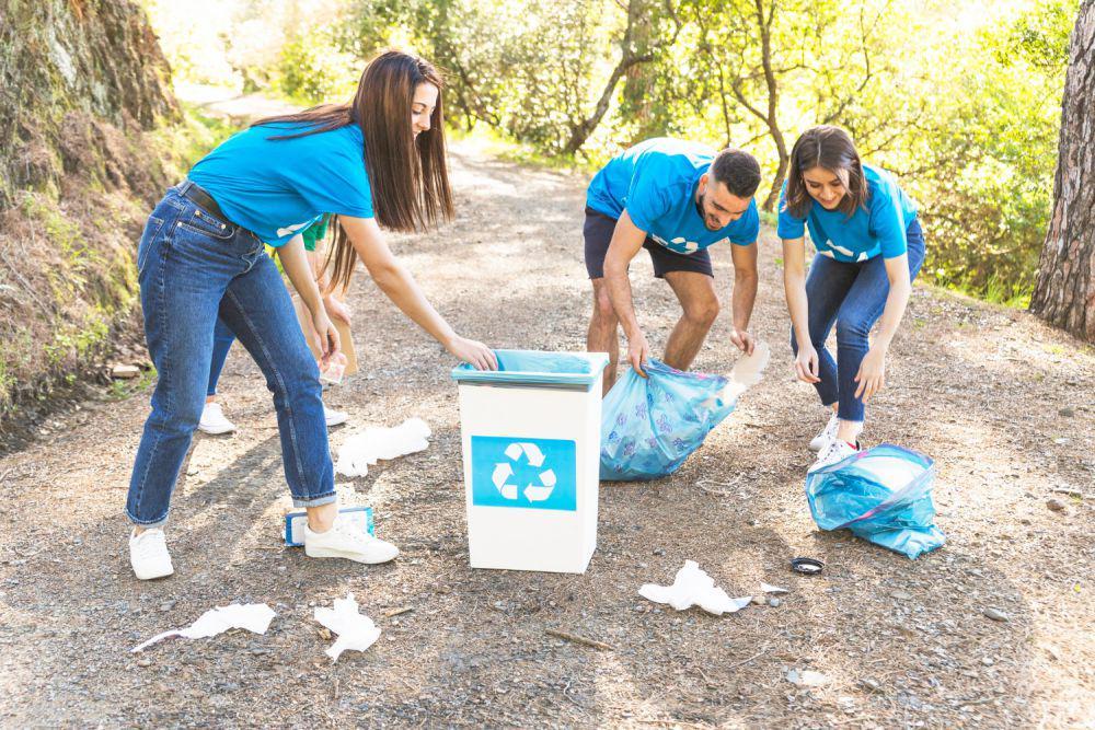 Ilustrasi membersihkan sampah (freepik.com/freepik)