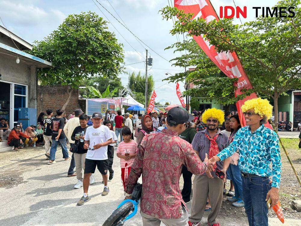 Warga berpakaian nyentrik melihat konser OM Lorenza di Sawahan, Ngemplak, Boyolali. (IDN Times/Larasati Rey)