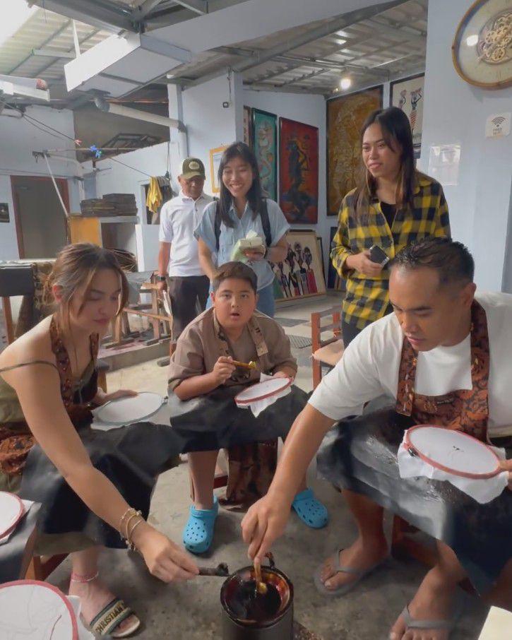 Nia Ramadhani belajar membatik (Instagram.com/ramadhaniabakrie)