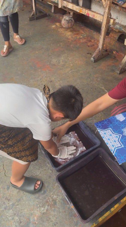 Nia Ramadhani belajar membatik (Instagram.com/ramadhaniabakrie)
