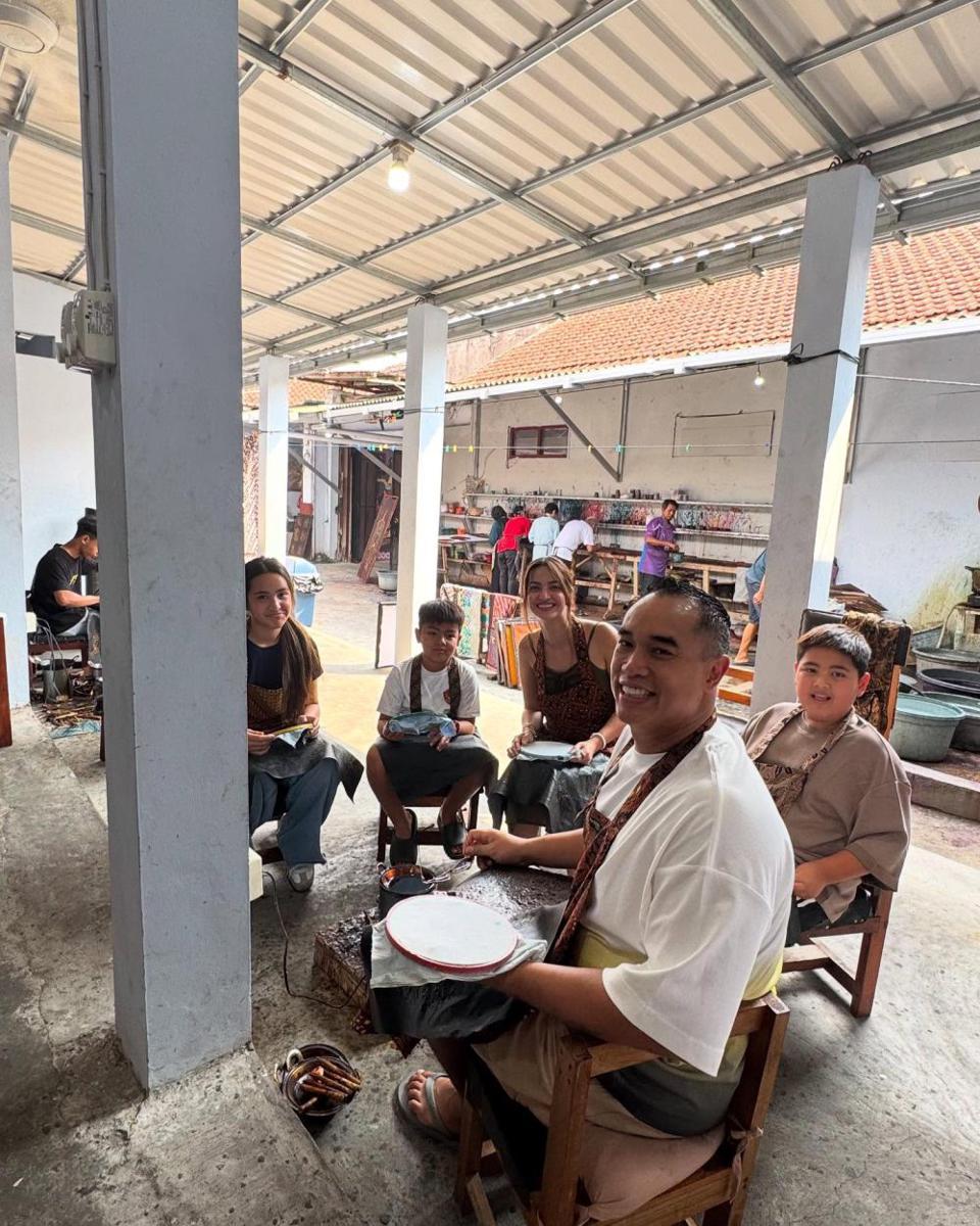 Nia Ramadhani belajar membatik (Instagram.com/ramadhaniabakrie)