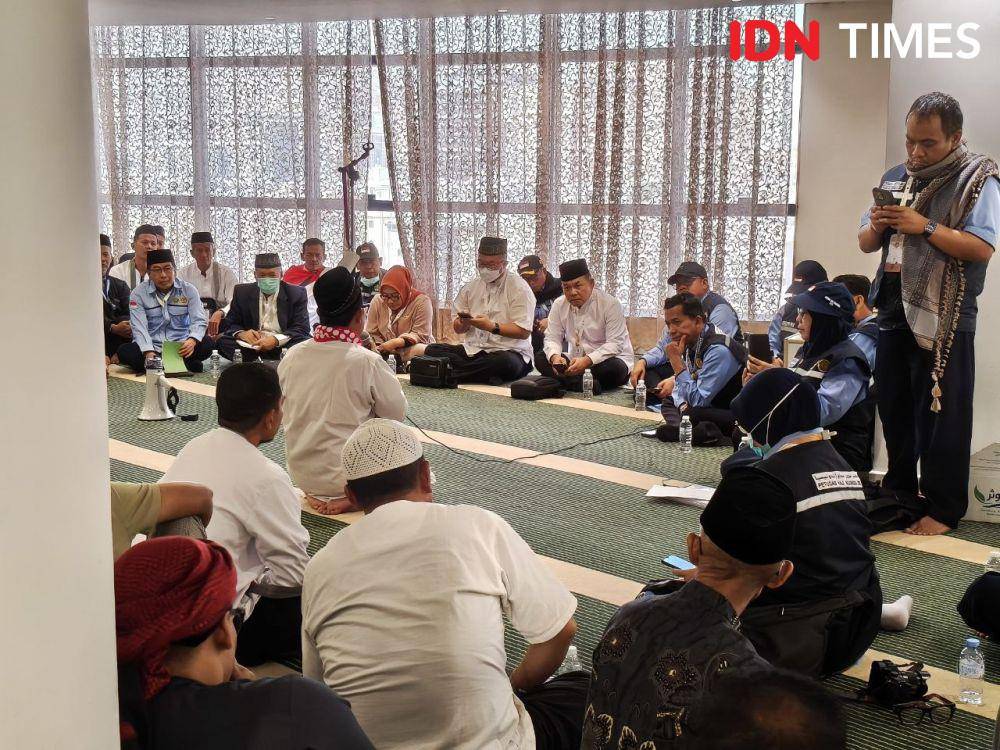 Tim Amirulhaj menemui jemaah haji asal Indonesia di Hotel Emaar Al Diyafa, Sektor 2, Syishah, Makkah, Arab Saudi, Minggu (1/5/2025). (Media Center Haji 2025/Rochmanudin)