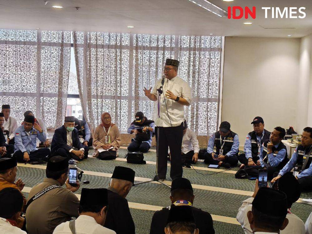 Tim Amirulhaj menemui jemaah haji asal Indonesia di Hotel Emaar Al Diyafa, Sektor 2, Syishah, Makkah, Arab Saudi, Minggu (1/5/2025). (Media Center Haji 2025/Rochmanudin)