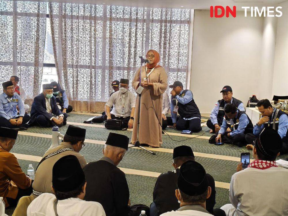 Tim Amirulhaj menemui jemaah haji asal Indonesia di Hotel Emaar Al Diyafa, Sektor 2, Syishah, Makkah, Arab Saudi, Minggu (1/5/2025). (Media Center Haji 2025/Rochmanudin)