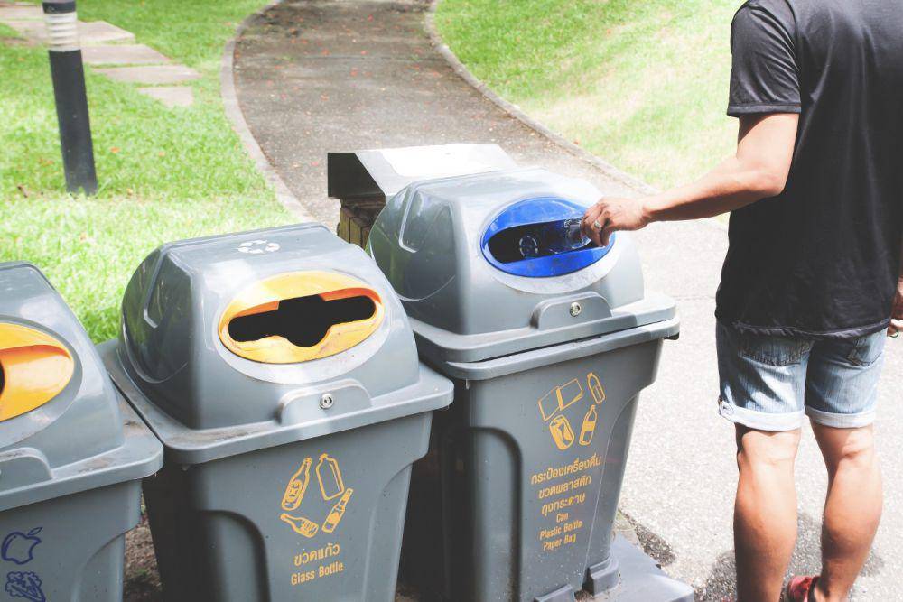 Ilustrasi tempat sampah terpisah (freepik.com/schantalao)