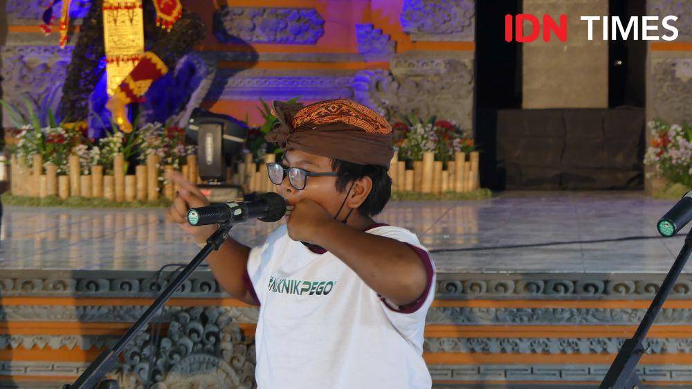 Memainkan alat musik Genggong. (IDN Times/Yuko Utami)