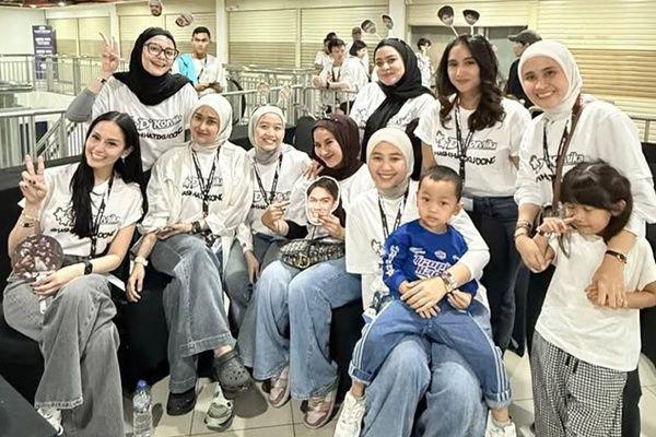 7 Potret Istri D'Komika di Bahkan Voli 2, Pakai Atribut Khusus!