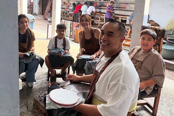 7 Potret Nia Ramadhani dan Keluarga Belajar Membatik di Jogja