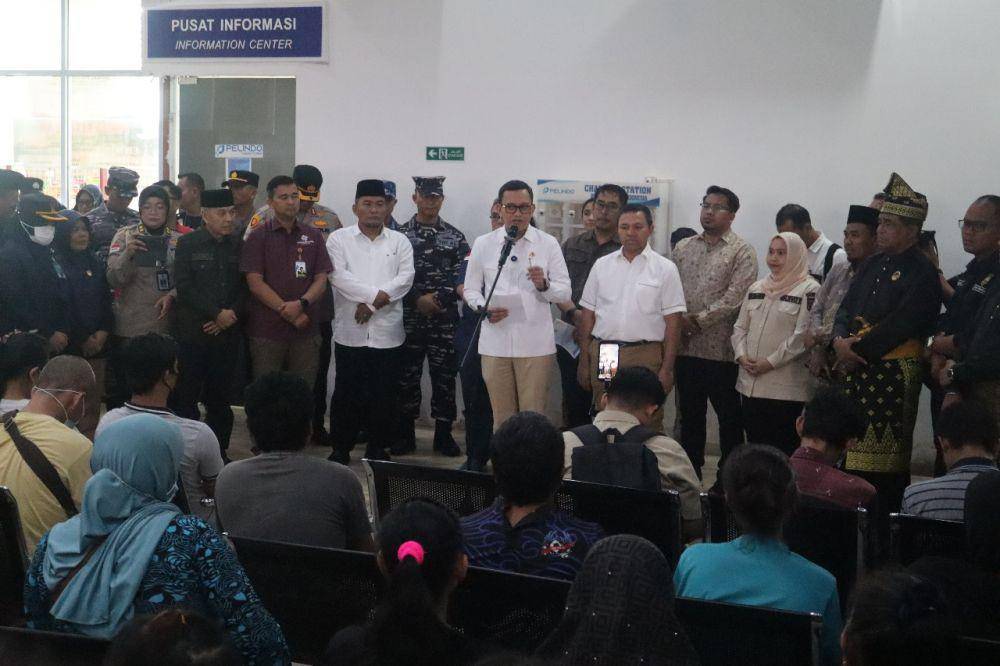 Menteri P2MI Abdul Kadir bersama Gubernur Riau Abdul Wahid saat memberi pengarahan kepada para PMI ilegal yang dideportasi Malaysia (IDN Times/ dok BP3MI Riau)