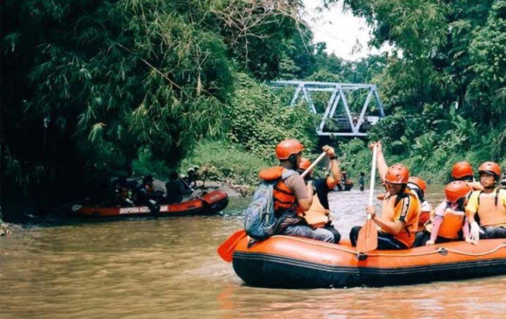 Sasude menyusuri sungai Deli sekaligus mengutip sampah plastik (Dok. Istimewa)