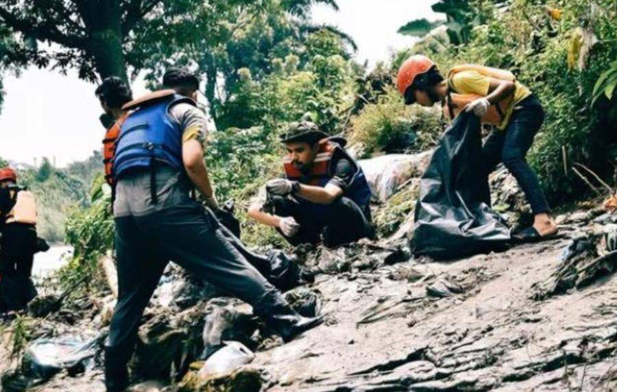 Sasude menyusuri sungai Deli sekaligus mengutip sampah plastik (Dok. Istimewa)