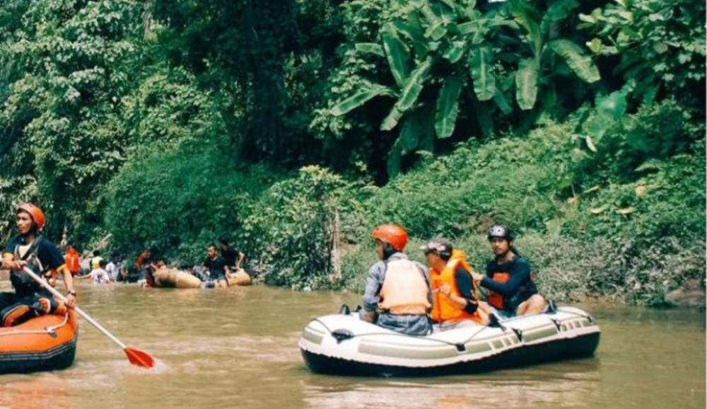 Sasude menyusuri sungai Deli sekaligus mengutip sampah plastik (Dok. Istimewa)