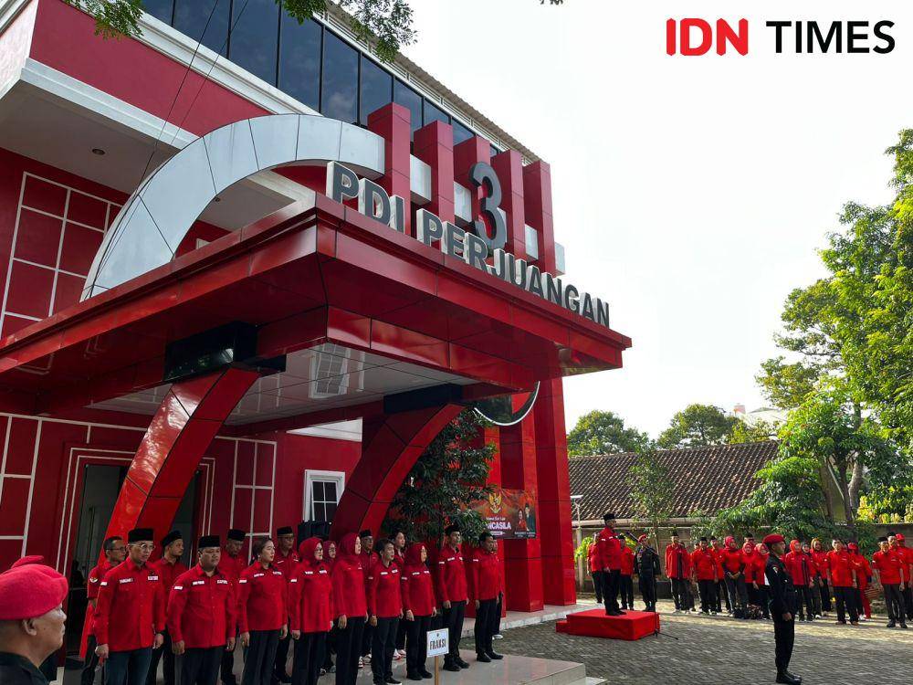 DPD PDIP Provinsi Lampung menggelar upacara Hari Lahir Pancasila, Minggu (1/6/2025). (IDN Times/Tama Yudha Wiguna).