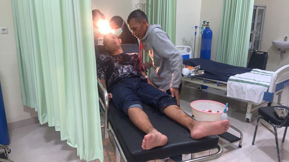 Pengendara yang tertimpah pohon di Bandar Lampung. (IDN Times/istimewa)
