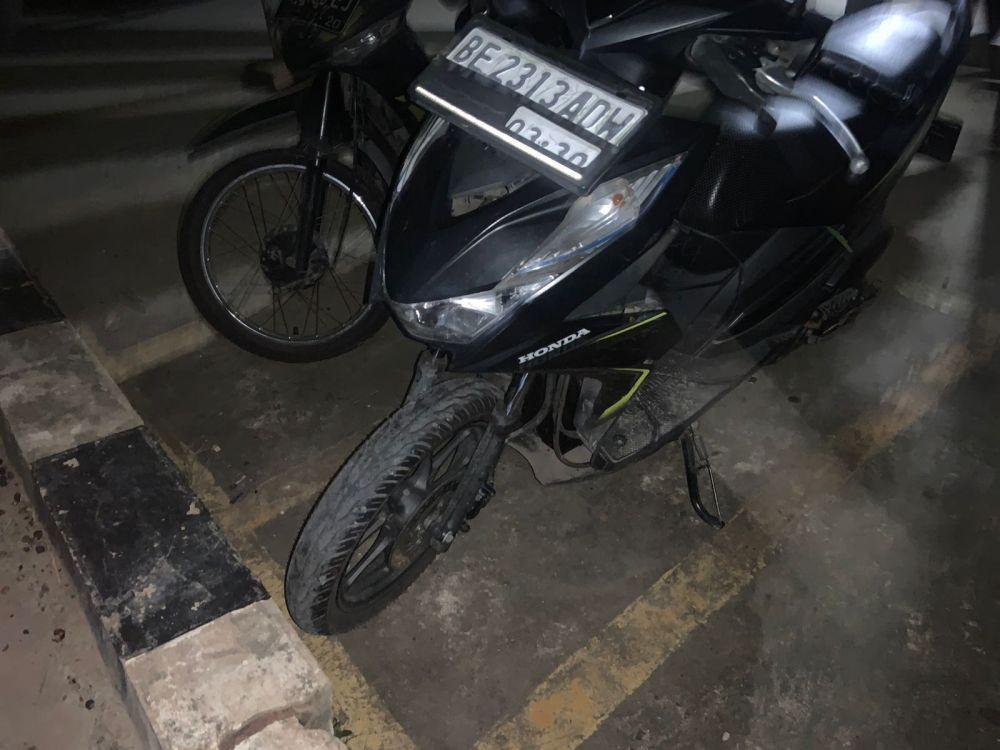 Sepeda motor korban yang tertimpah pohon tumbang. (IDN Times/istimewa)
