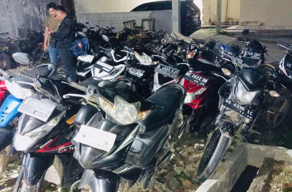 Sepeda motor yang diamankan saat penggerebekan sabung ayam di Lampung Tengah. (IDN Times/istimewa)