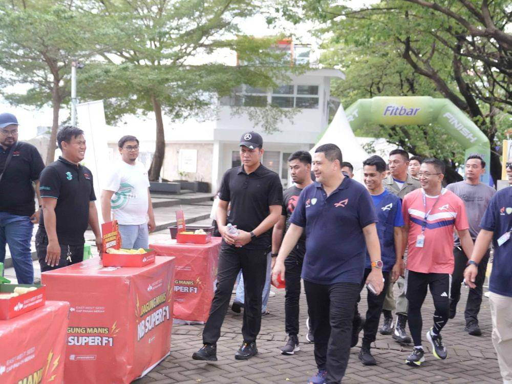 Wali Kota Makassar, Munafri Arifuddin, melihat stand UMKM saat Makassar Half Marathon 2025, di anjungan Pantai Losari, Minggu (1/6/2025). (Dok. Humas Pemkot Makassar)