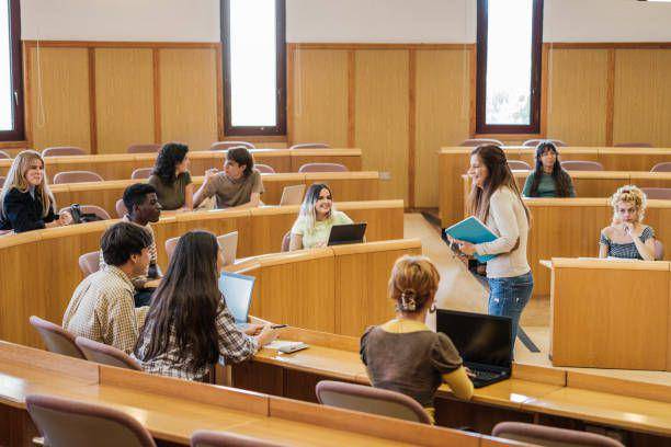 Belajar di kelas (https://www.istockphoto.com/id/foto/kelompok-mahasiswa-di-ruang-kelas-melingkar-dengan-guru-di-tengah-menjelaskan-gm1551244906-526431931?utm_source=pexels&utm_medium=affiliate&utm_campaign=sponsored_photo&utm_content=adp_inline_media&utm_term=people)