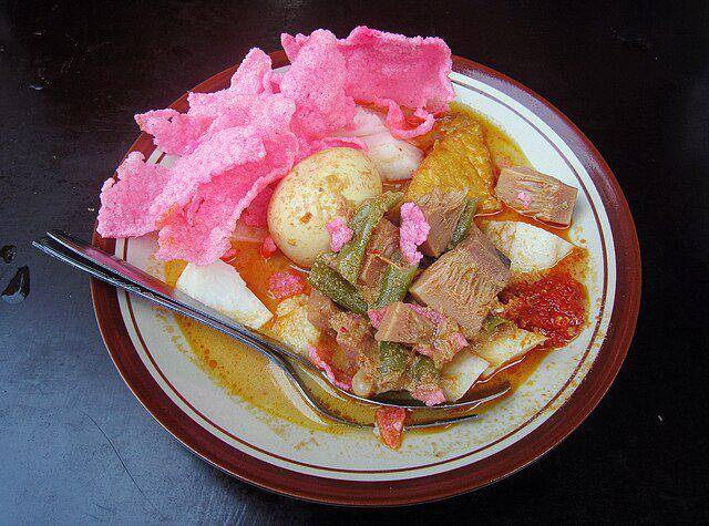 Ilustrasi lontong sayur (commons.wikimedia.org/Gunawan Kartapranata)
