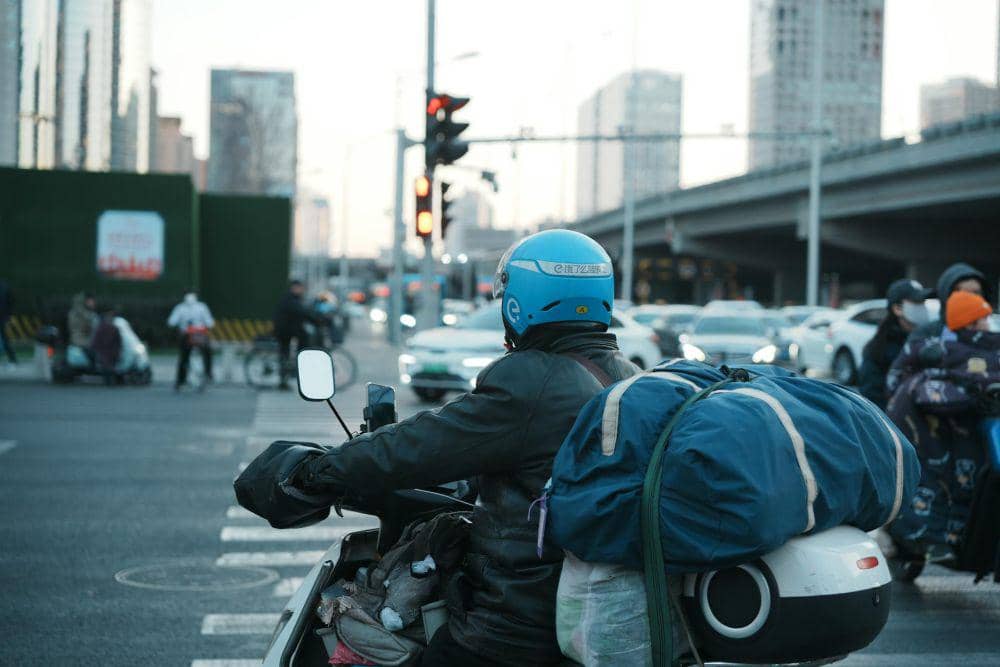 ilustrasi pengendara motor di jalan ramai (pexels.com/文浩 任)