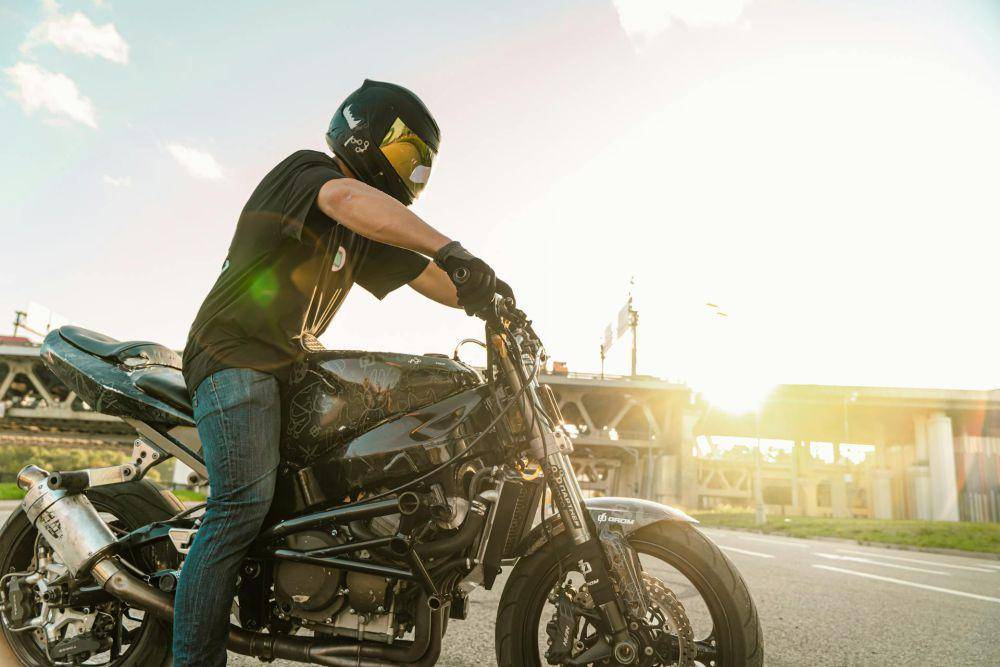 ilustrasi pengendara motor dengan postur nyaman (pexels.com/Anastasia Shuraeva)