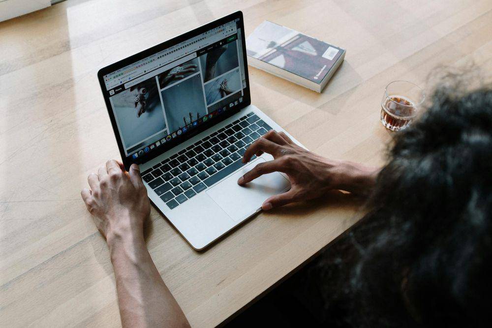 ilustrasi orang mengetik cepat di laptop (pexels.com/cottonbro studio)