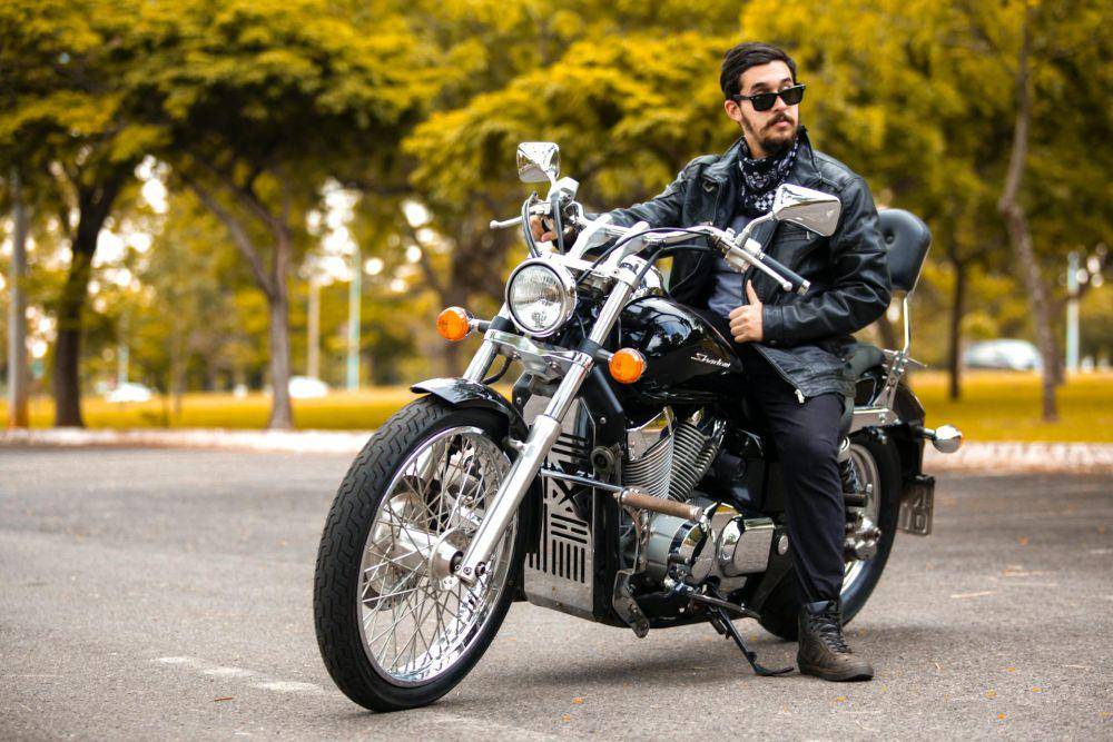 ilustrasi pengendara motor dengan postur nyaman (pexels.com/Denner Nunes)
