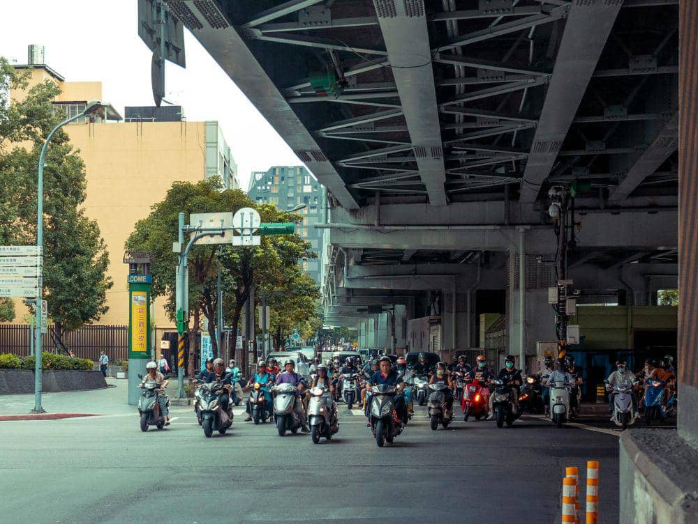ilustrasi pengendara motor di jalan ramai (pexels.com/Jimmy Liao)