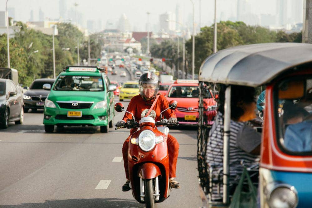 ilustrasi pengendara motor di jalan ramai (pexels.com/Michael Wave)