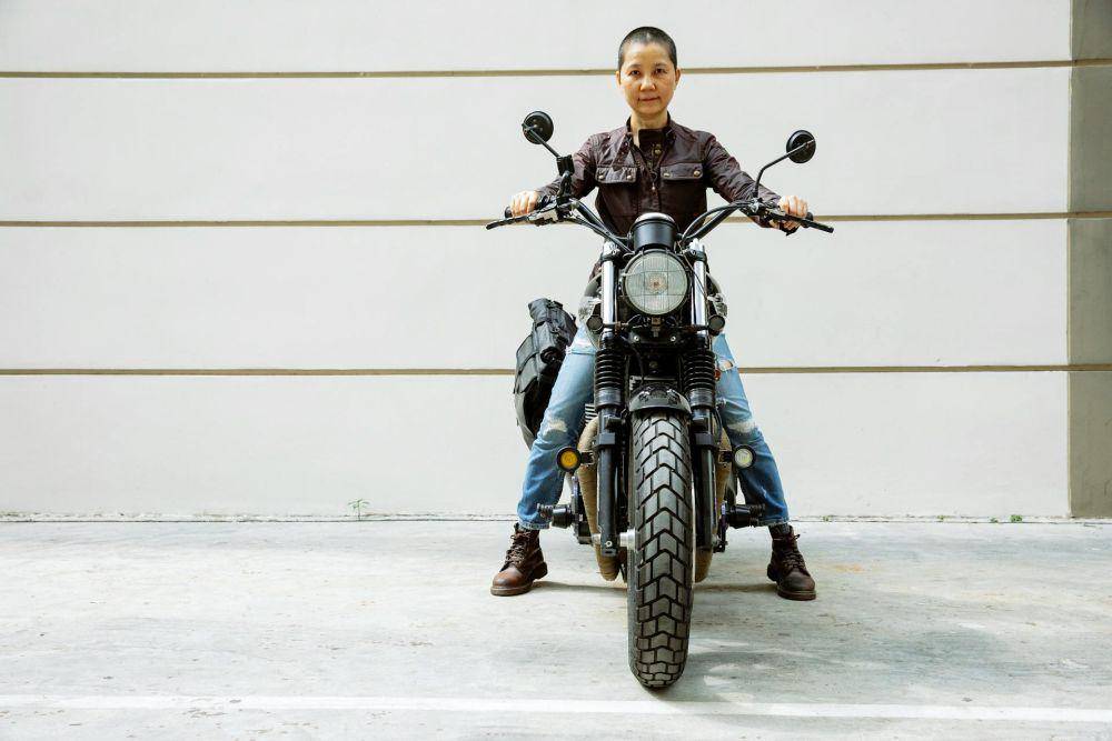 ilustrasi pengendara motor dengan postur nyaman (pexels.com/cottonbro studio)