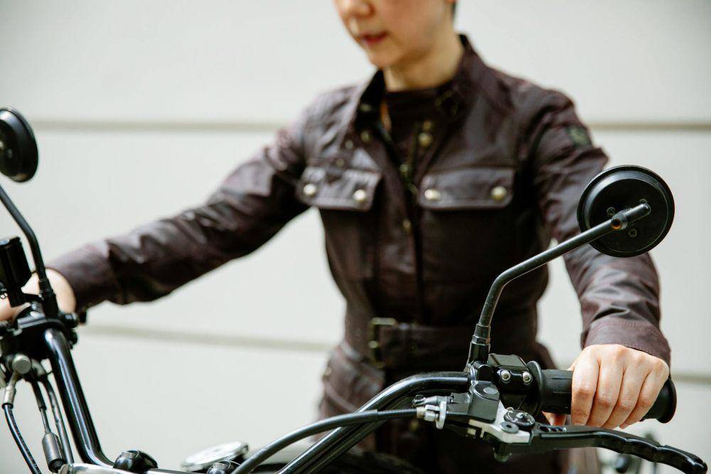 ilustrasi pengendara motor dengan postur nyaman (pexels.com/Michelle Leman)