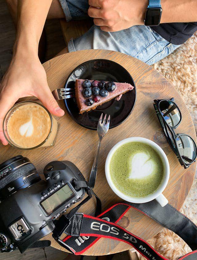 ilustrasi kopi dan matcha (pexels.com/Anna Tukhfatullina Food Photographer)