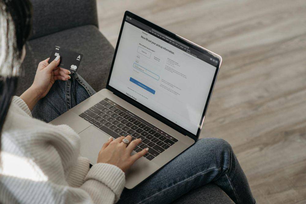 ilustrasi orang mengetik cepat di laptop (pexels.com/Pavel Danilyuk)