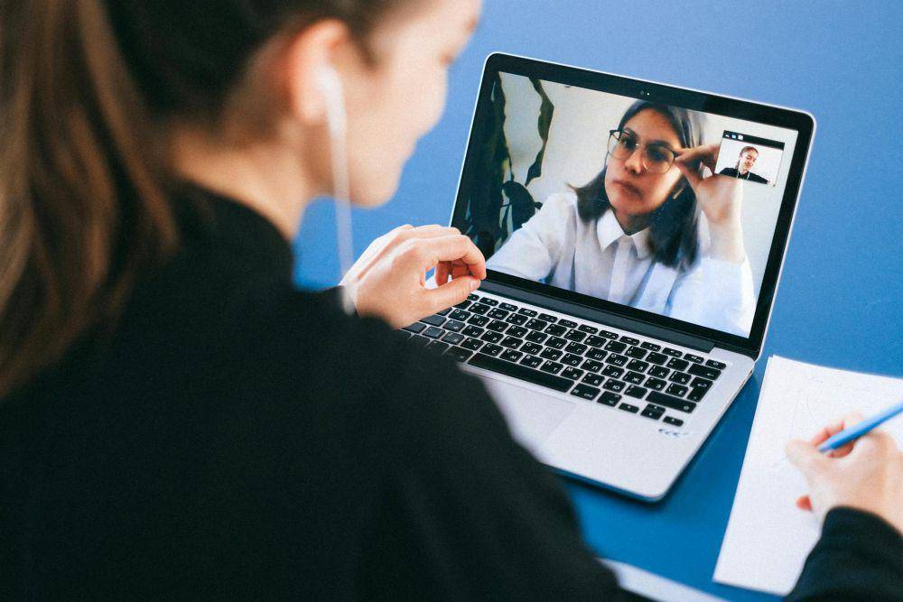 Ilustrasi online meeting (Pexels.com/Anna Shavets)
