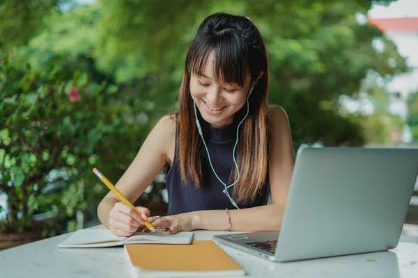 ilustrasi bekerja sambil mendengarkan musik (pexels.com/Zen Chung)