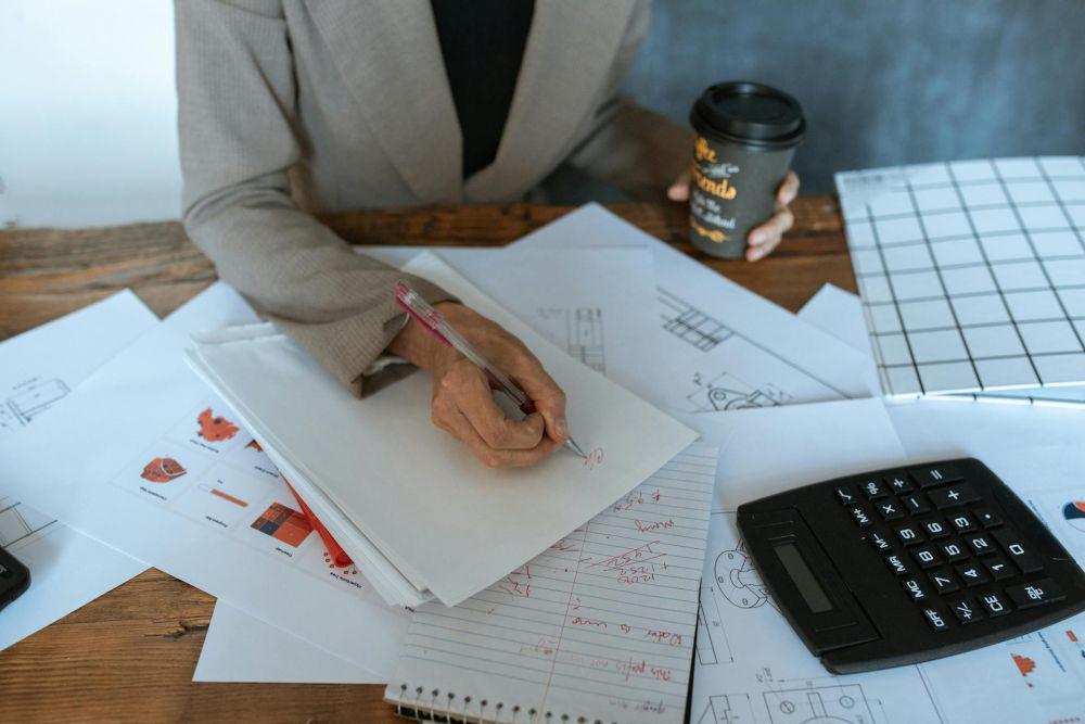 ilustrasi orang mengatur jadwal kerja (pexels.com/RDNE Stock project)