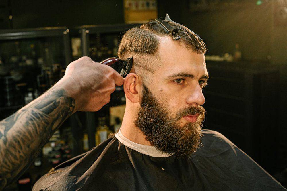 ilustrasi seorang pria yang sedang potong rambut (pexels.com/Antoni Shkraba Studio)