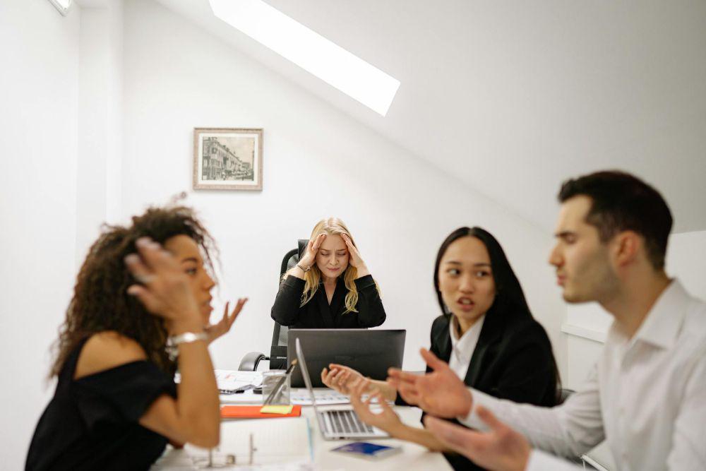 ilustrasi situasi kantor yang ramai (pexels.com/Yan Krukau)