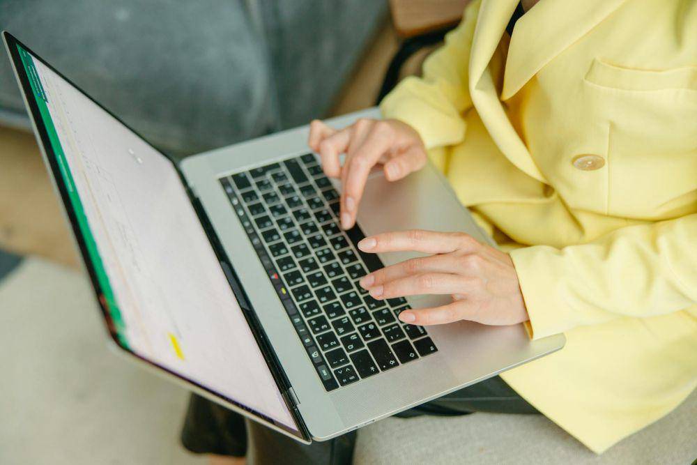 ilustrasi orang mengetik cepat di laptop (pexels.com/Yaroslav Shuraev)