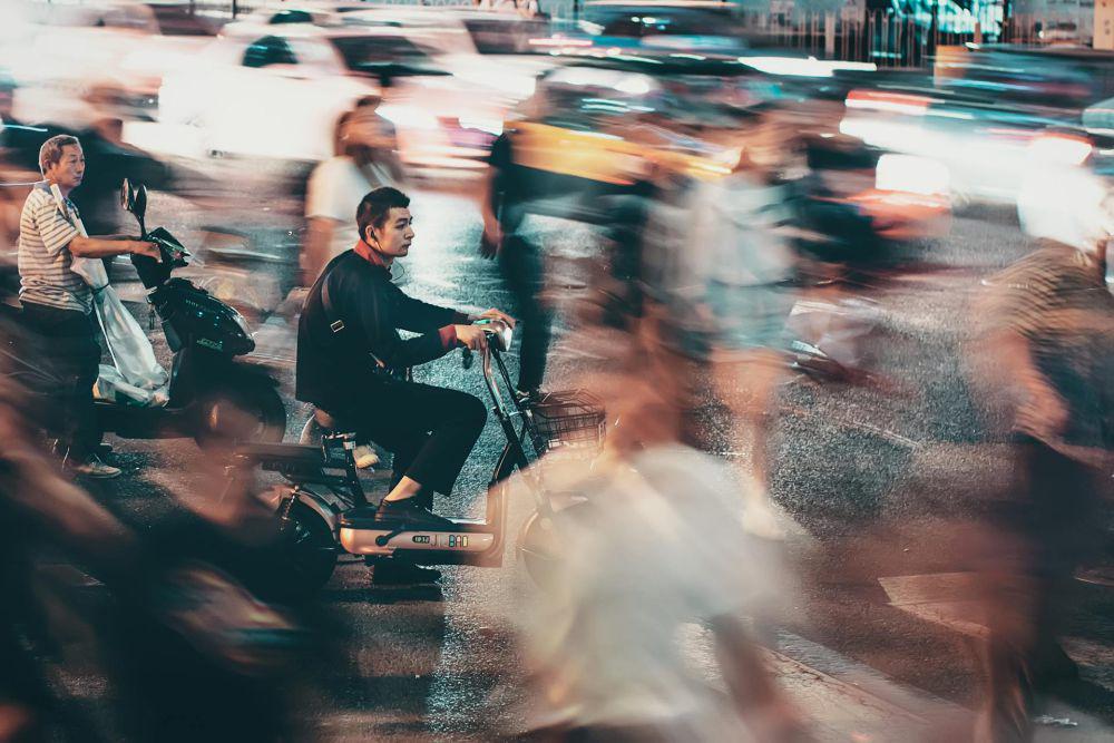 ilustrasi pengendara motor di jalan ramai (pexels.com/zhang kaiyv)