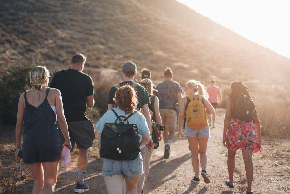 ilustrasi walking tour (unsplash.com/@lukeporter)