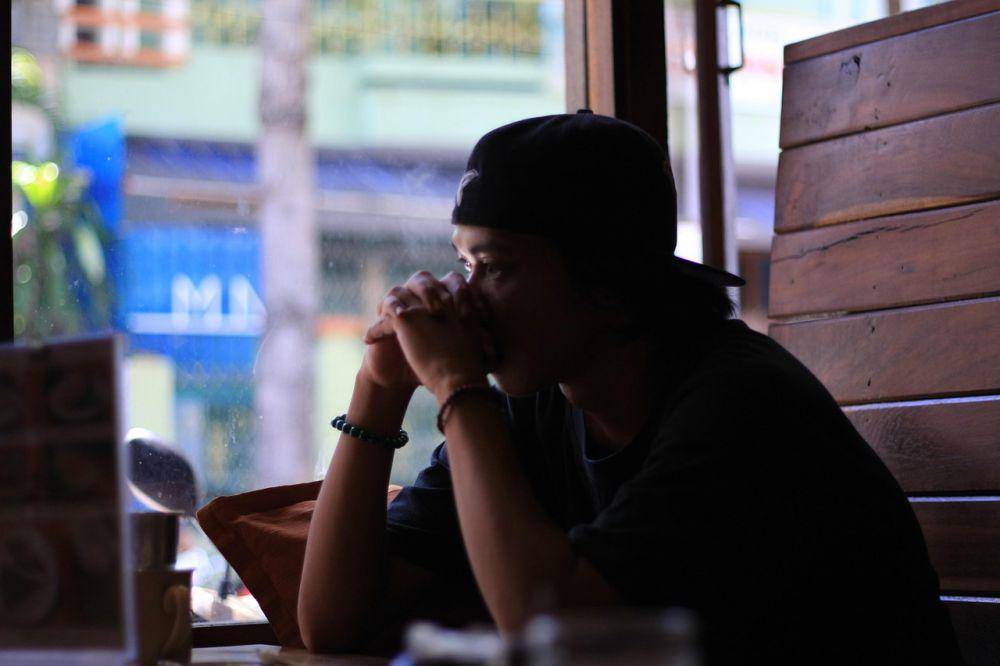 ilustrasi cowok sedih