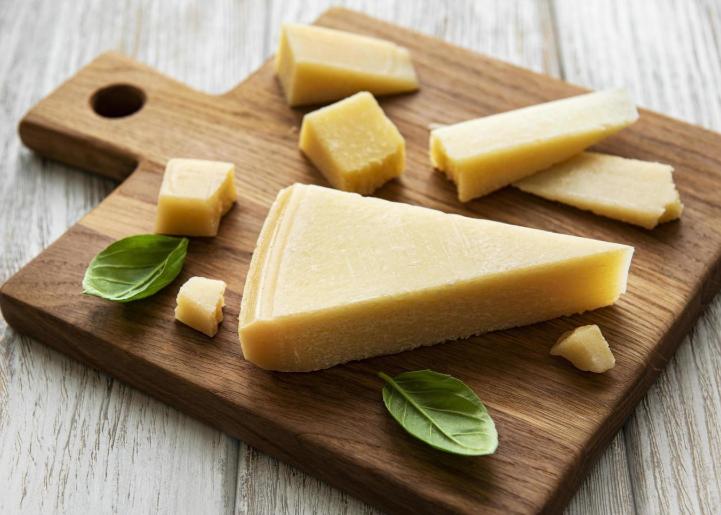 Ilustrasi keju parmesan (vecteezy.com/Olena Rudo)