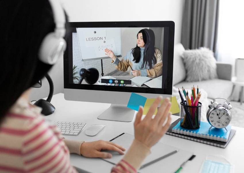 ilustrasi mengikuti kursus online (freepik.com/freepik)
